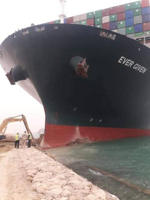 Et massivt containerskip ble sittende fast i Suez-kanalen og blokkerte all trafikk i den viktige vannveien